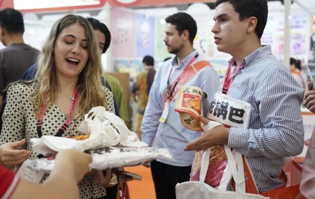 小鄉(xiāng)鎮(zhèn)的大生意！一年賣出1.2億包的臥龍鍋巴是如何走出襄陽(yáng)風(fēng)靡全國(guó)